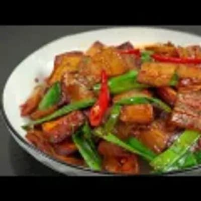 Cooked pork stir-fried with chili