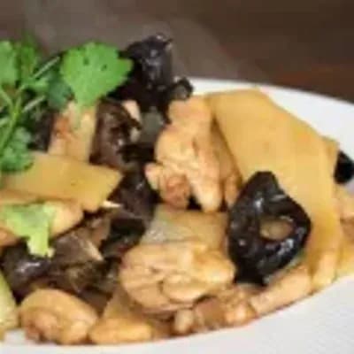Stir-fried chicken with black mushrooms