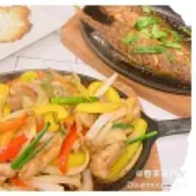 Satay chicken on sizzling plate