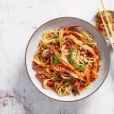 Stir-fried rice/egg noodles with spicy satay beef