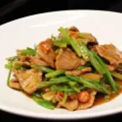 Stir-fried beef with chili